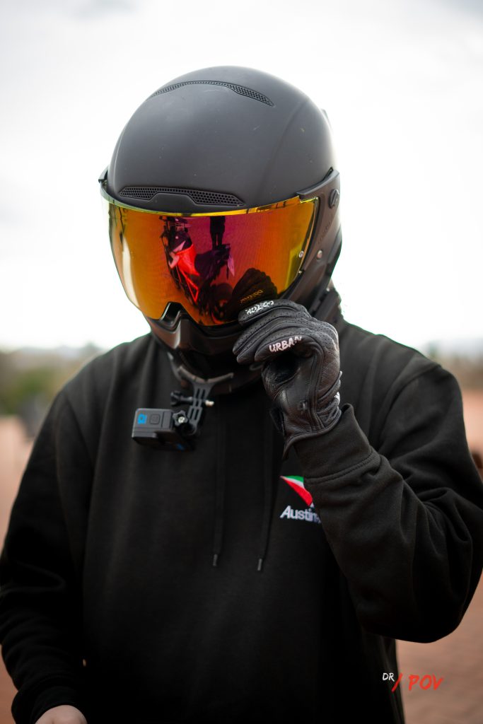 DrPOV con sudadera Doktor y casco