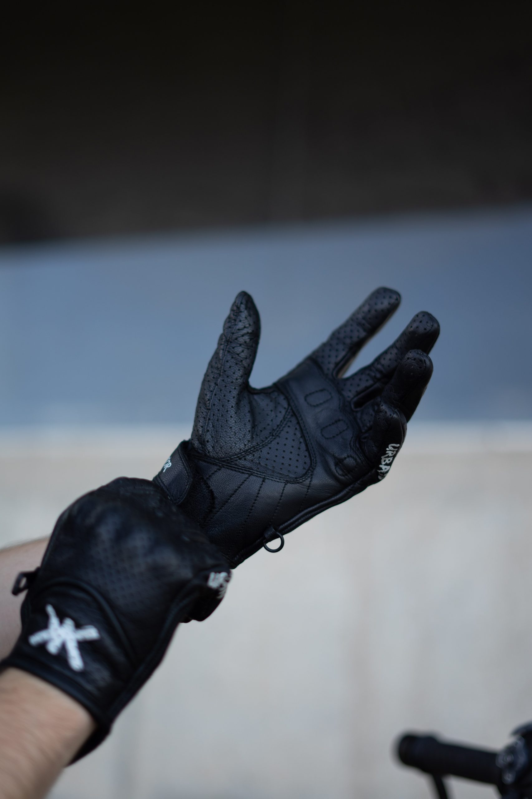 Guantes y calzado cerrado obligatorios en moto: qué exige la DGT