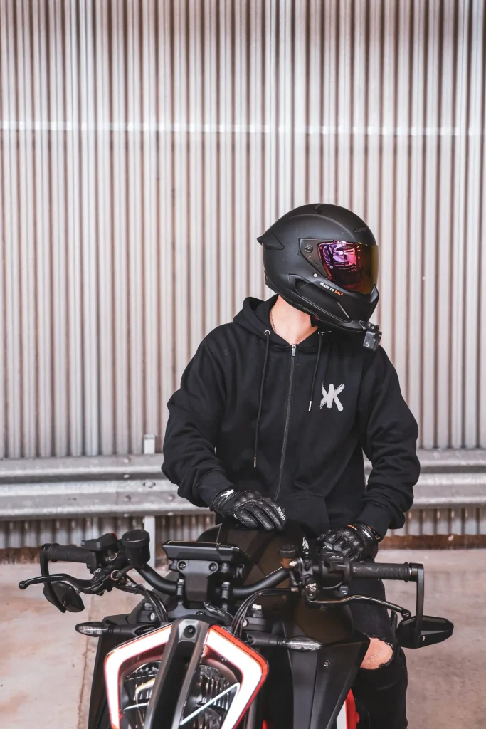 Motorista con casco