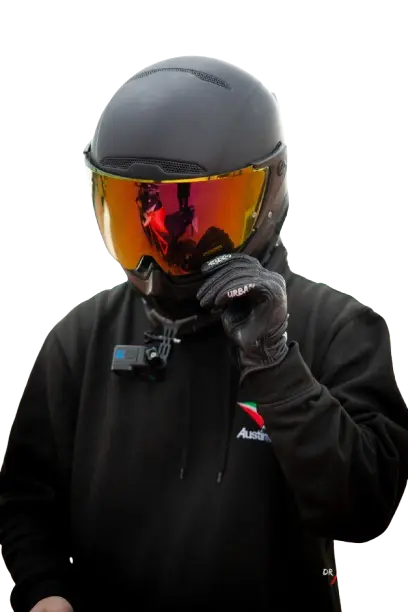 Motociclista con casco