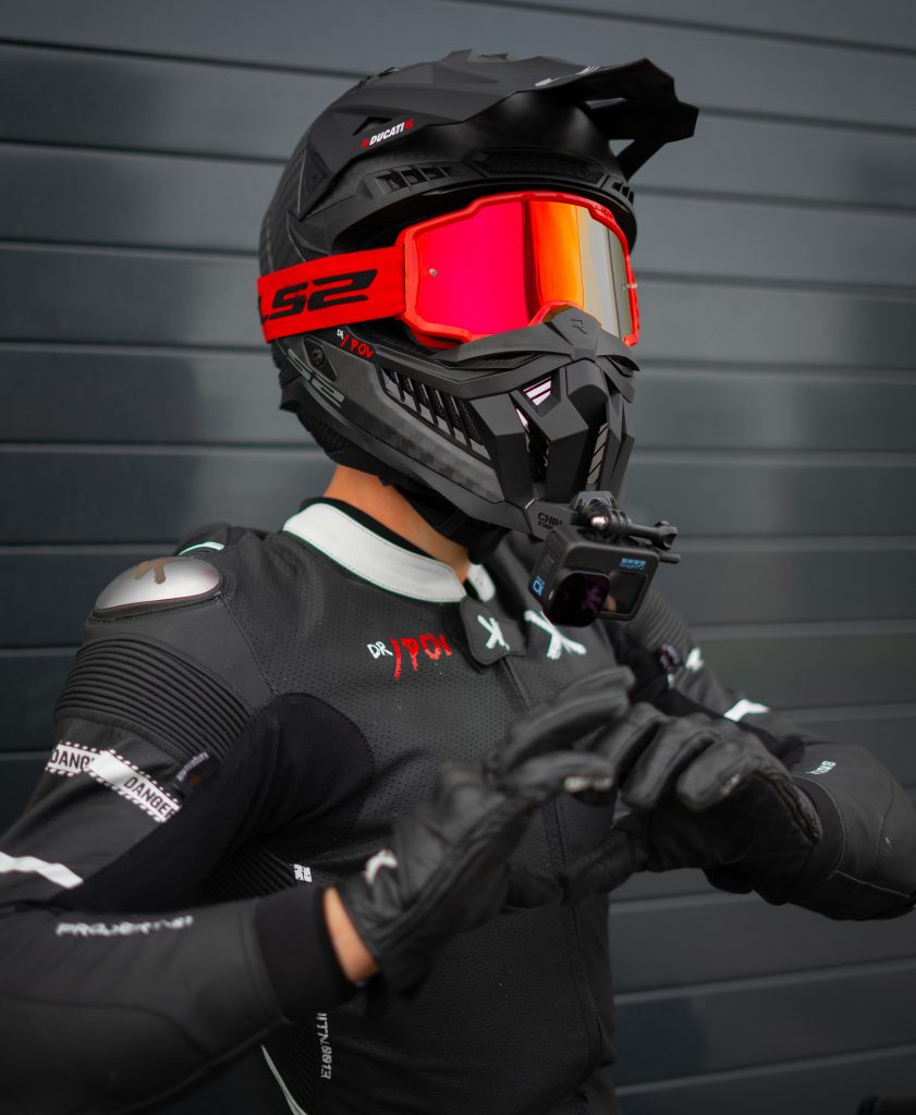 DrPOV con su mono y casco