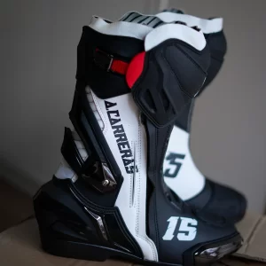Par de botas Doktor personalizadas en blanco y negro con detalles rojos