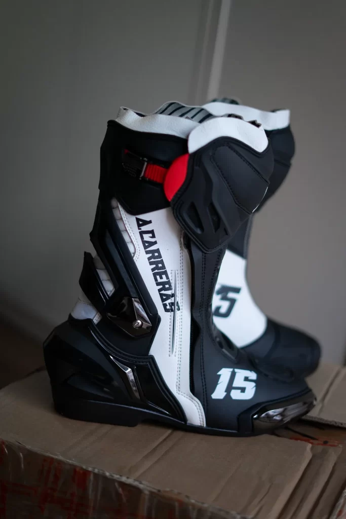 Par de botas Doktor personalizadas en blanco y negro con detalles rojos