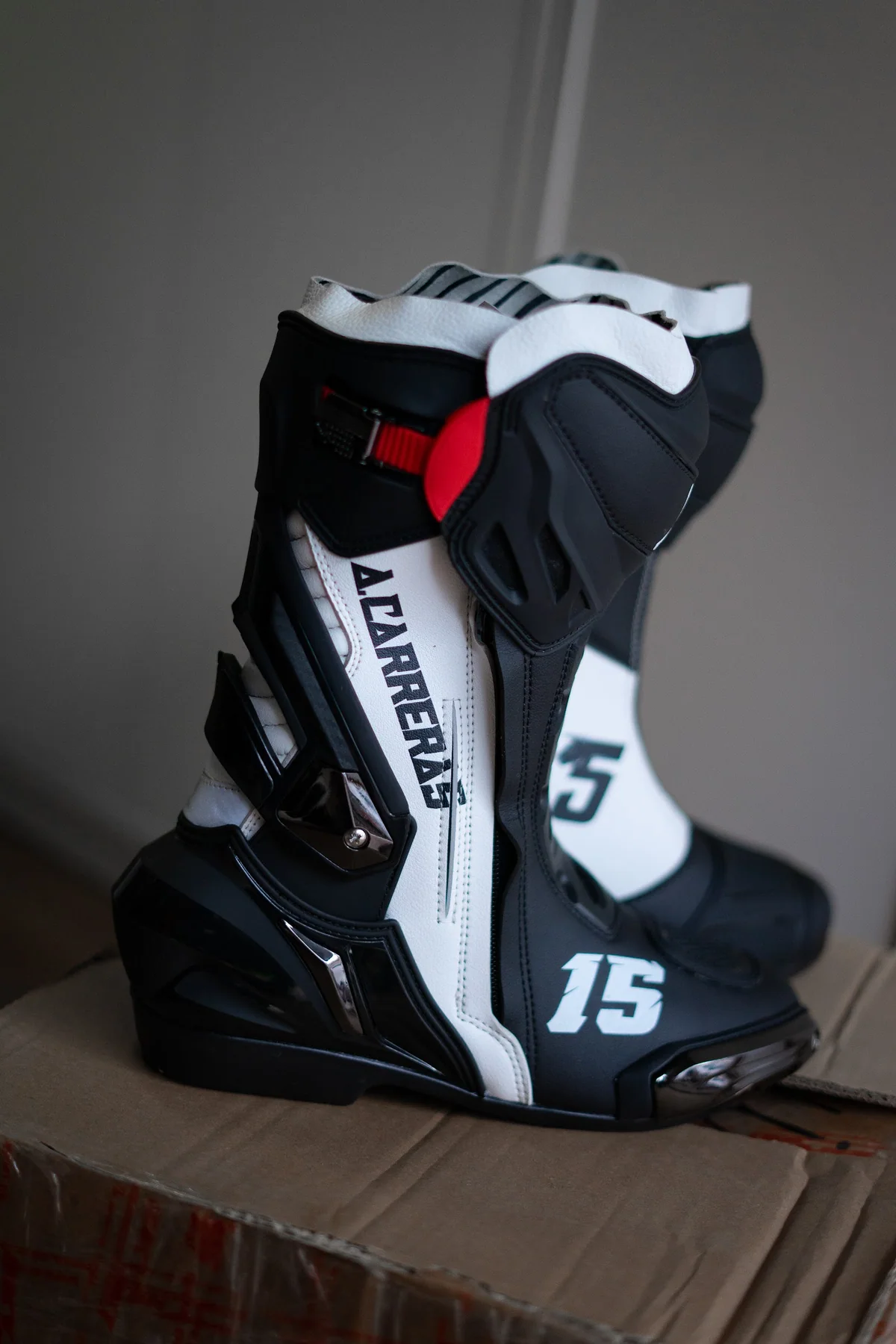 Par de botas Doktor personalizadas en blanco y negro con detalles rojos
